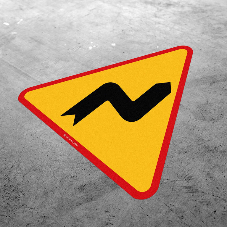 Naklejka Podłogowa BHP: Niebezpieczne Zakręty — Pierwszy w Prawo (A3)