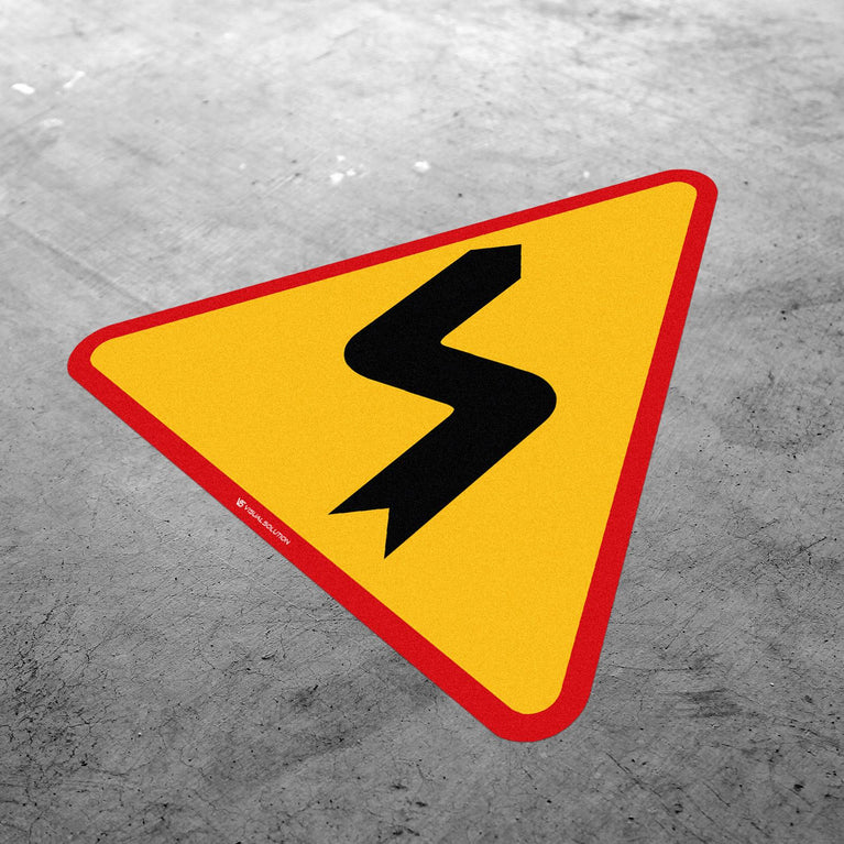 Naklejka Podłogowa BHP: Niebezpieczne Zakręty — Pierwszy w Lewo (A4)