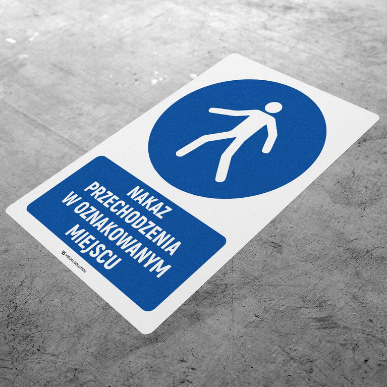 Naklejka podłogowa BHP: Nakaz przechodzenia w oznakowanym miejscu z opisem.