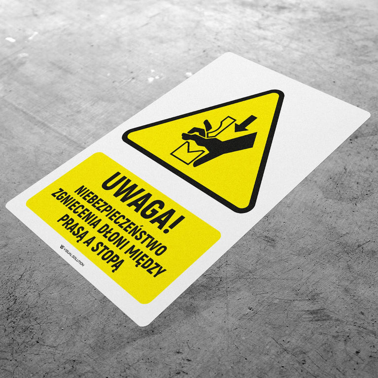 Naklejka Podłogowa BHP: ostrzegawcza dotycząca niebezpieczeństwa zgniecenia dłoni między prasą a stopą Z Opisem  | GDW030.