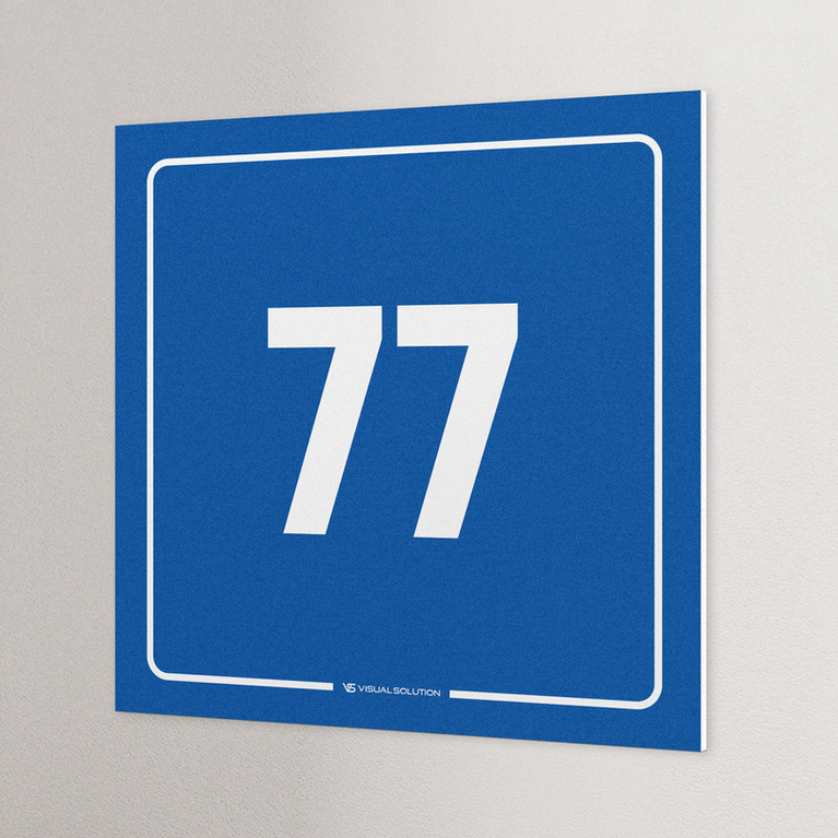 tabliczka informacyjna: numer 77