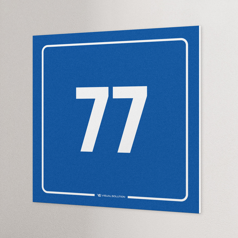 tabliczka informacyjna: numer 77