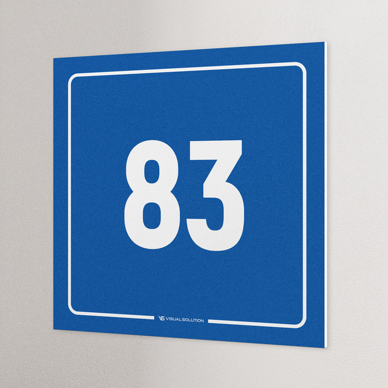 tabliczka informacyjna: numer 83